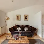 Fabulous 2 Bed with terrace close to Plaza España